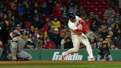 Willson Contreras, de Medias Rojas de Boston, despachó un jonrón el lunes contra Cerveceros de Milwaukee, tras recibir el pelotazo