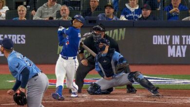 Andrés Giménez sacó la pelota dos veces del Rogers Centre