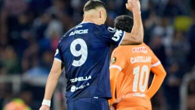 Alex Arce marcó tres goles y fue la figura de Independiente Rivadavia que vapuleó 4-1 a Deportivo La Guaira