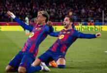 Lamine Yamal y Ferran Torres de rodillas celebrando un gol con la camiseta del FC Barcelona en el Spotify Camp Nou.