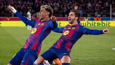 Lamine Yamal y Ferran Torres de rodillas celebrando un gol con la camiseta del FC Barcelona en el Spotify Camp Nou.