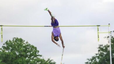 El garrochista venezolano Ricardo Montes de Oca en pleno salto con pértiga durante una competencia de atletismo de la NCAA al aire libre