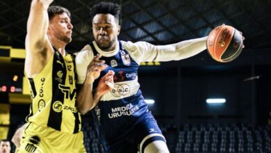 Néstor Colmenares (derecha) no pudo evitar la eliminación de su vlub en Uruguay
