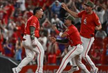 Yohel Pozo (izquierda) se vistió de héroe para Cardenales de San Luis