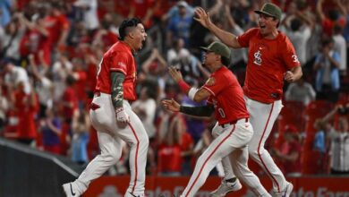 Yohel Pozo (izquierda) se vistió de héroe para Cardenales de San Luis