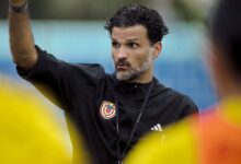 El director técnico de la Selección de Venezuela, Oswaldo Vizcarrondo levanta el brazo derecho apuntando con el dedo índice para dar instrucciones tácticas durante un entrenamiento.