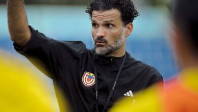 El director técnico de la Selección de Venezuela, Oswaldo Vizcarrondo levanta el brazo derecho apuntando con el dedo índice para dar instrucciones tácticas durante un entrenamiento.