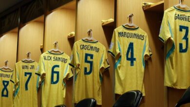 Camisetas de la selección de fútbol de Brasil colgadas en los casilleros del vestuario, destacando las dorsales de Bruno Guimarães (8), Vinícius Júnior (7), Alex Sandro (6), Casemiro (5), Marquinhos (4) y Gabriel Magalhães (3).