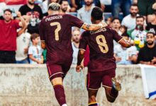 Cristian Cásseres Jr. festeja con Gleiker Mendoza tras anotar el primer gol de la selección de Venezuela en el partido amistoso contra Irak celebrado en Chicago.