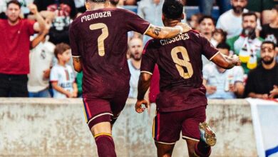 Cristian Cásseres Jr. festeja con Gleiker Mendoza tras anotar el primer gol de la selección de Venezuela en el partido amistoso contra Irak celebrado en Chicago.