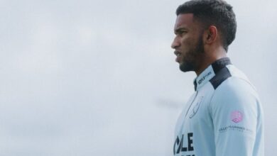 El futbolista venezolano Keiber Lamadrid de perfil, vistiendo la indumentaria de entrenamiento azul claro del West Ham United con patrocinantes visibles como BoyleSports, Lilley Plummer Risks y Cle Sports, bajo un cielo nublado de fondo.