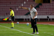 Henry Meléndez dando indicaciones en el campo durante un partido del Caracas FC