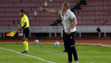 Henry Meléndez dando indicaciones en el campo durante un partido del Caracas FC