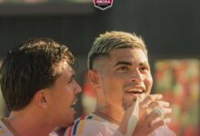 Gleiker Mendoza festeja con Jon Aramburu el gol que que marcó para Venezuela en el amistoso contra Turquía disputado en el Chase Stadium.