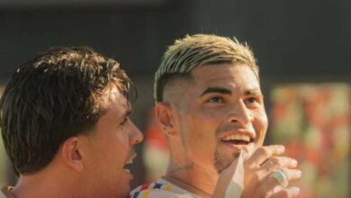 Gleiker Mendoza festeja con Jon Aramburu el gol que que marcó para Venezuela en el amistoso contra Turquía disputado en el Chase Stadium.