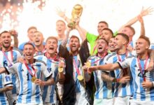 Lionel Messi (centro) alzó la Copa del Mundo de la FIFA en Catar 2022