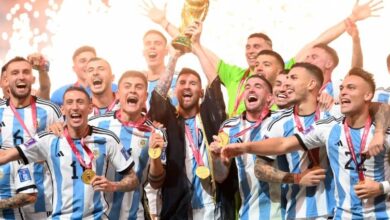 Lionel Messi (centro) alzó la Copa del Mundo de la FIFA en Catar 2022