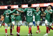 Jugadores de la Selección Mexicana de fútbol celebrando un gol en la cancha, vistiendo la camiseta verde oficial con el dorsal 23 de Jesús Gallardo en primer plano.