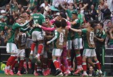 Jugadores de la Selección Mexicana festejan abrazados un gol en el Estadio Azteca durante el partido inaugural del Mundial 2026.