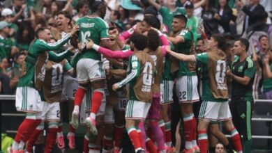 Jugadores de la Selección Mexicana festejan abrazados un gol en el Estadio Azteca durante el partido inaugural del Mundial 2026.