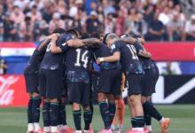 Los jugadores de la Selección de Paraguay unidos en una ronda sobre el campo de juego durante el Mundial 2026.