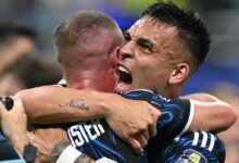 Lautaro Martínez abraza eufóricamente a Alexis Mac Allister celebrando un gol con la camiseta de la selección argentina.
