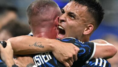 Lautaro Martínez abraza eufóricamente a Alexis Mac Allister celebrando un gol con la camiseta de la selección argentina.