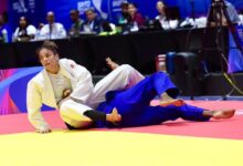 Anriquelis Barrios somete sobre el tatami a Prisca Awiti en el combate por la medalla de oro de los -63 kg en el judo de los Juegos CAC.