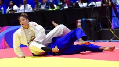 Anriquelis Barrios somete sobre el tatami a Prisca Awiti en el combate por la medalla de oro de los -63 kg en el judo de los Juegos CAC.