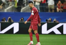 Cristiano Ronaldo camina cabizbajo con el uniforme rojo de la Selección de Portugal tras ser eliminado en el Mundial 2026.