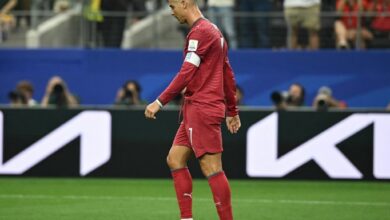 Cristiano Ronaldo camina cabizbajo con el uniforme rojo de la Selección de Portugal tras ser eliminado en el Mundial 2026.