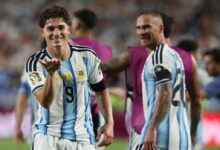 Julián Álvarez celebra con la camiseta de la Selección Argentina el pase a semifinales en el Mundial 2026.