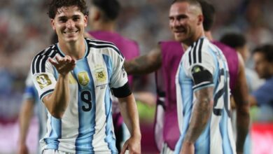 Julián Álvarez celebra con la camiseta de la Selección Argentina el pase a semifinales en el Mundial 2026.
