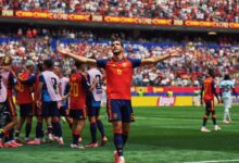 Mikel Merino celebra con los brazos abiertos sobre el césped del estadio tras clasificar a la Selección Española a las semifinales del Mundial.
