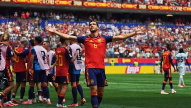 Mikel Merino celebra con los brazos abiertos sobre el césped del estadio tras clasificar a la Selección Española a las semifinales del Mundial.