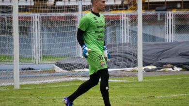 Miguel Silva es un portero de 25 años de edad