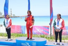 Podio femenino de aguas abiertas en los Juegos Centroamericanos Santo Domingo 2026, con la venezolana Paola Pérez en primer lugar luciendo medalla de oro, acompañada por las mexicanas Yuritzi Salgado y Dalia Moreno en la Playa de Sans Souci.