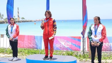 Podio femenino de aguas abiertas en los Juegos Centroamericanos Santo Domingo 2026, con la venezolana Paola Pérez en primer lugar luciendo medalla de oro, acompañada por las mexicanas Yuritzi Salgado y Dalia Moreno en la Playa de Sans Souci.