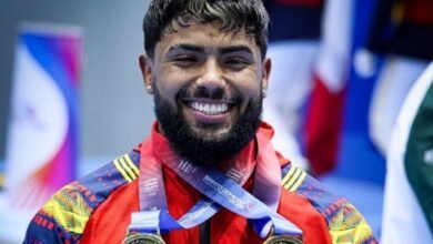 El pesista venezolano Keydomar Vallenilla sonríe sosteniendo sus dos medallas de oro obtenidas en los Juegos Centroamericanos y del Caribe Santo Domingo 2026.