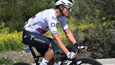 El ciclista venezolano Orluis Aular del equipo Movistar Team en plena competencia de ruta con su uniforme de campeón nacional.