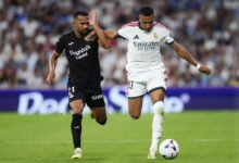El mediocampista venezolano Yangel Herrera disputando un balón en velocidad frente al delantero del Real Madrid, Kylian Mbappé, durante un partido de LaLiga en el Estadio Santiago Bernabéu.
