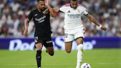 El mediocampista venezolano Yangel Herrera disputando un balón en velocidad frente al delantero del Real Madrid, Kylian Mbappé, durante un partido de LaLiga en el Estadio Santiago Bernabéu.