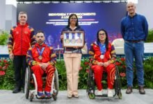 Delcy Rodrígiez (centro), presidenta encargada de Venezuela, homenajeó a atletas y paratletas de Venezuela