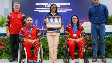 Delcy Rodrígiez (centro), presidenta encargada de Venezuela, homenajeó a atletas y paratletas de Venezuela