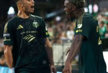 Kevin Kelsy (izquierda) marcó un gol y repartió una asistencia para Timbers de Portland