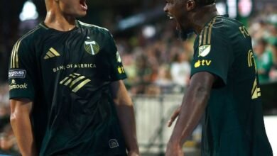 Kevin Kelsy (izquierda) marcó un gol y repartió una asistencia para Timbers de Portland