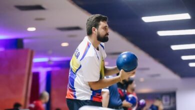 El bolichista venezolano Rodolfo Monacelli concentrado sosteniendo una bola azul antes de lanzar en las pistas de bowling de los Juegos Centroamericanos y del Caribe Santo Domingo 2026.