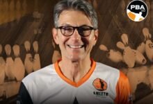 Amleto Monacelli posando para el diseño institucional de su premio como mejor jugador de boliche del circuito para mayores de 60 años.