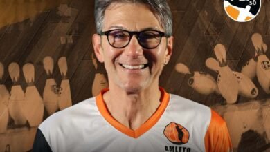 Amleto Monacelli posando para el diseño institucional de su premio como mejor jugador de boliche del circuito para mayores de 60 años.