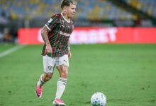 Yeferson Soteldo conduce el balón con el uniforme de Fluminense durante un partido del Brasileirão.